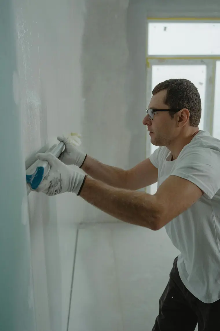 Profissional realizando acabamento de gesso